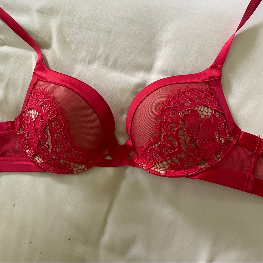 LIKE NEW VERY SEXY PUSH-UP BRA - Picture 3 of 7